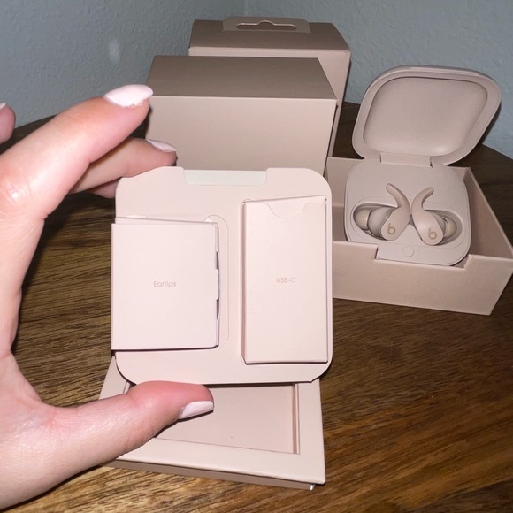 Beats Fit Pro x Kim Kardashian - Moon - Picture 6 of 8